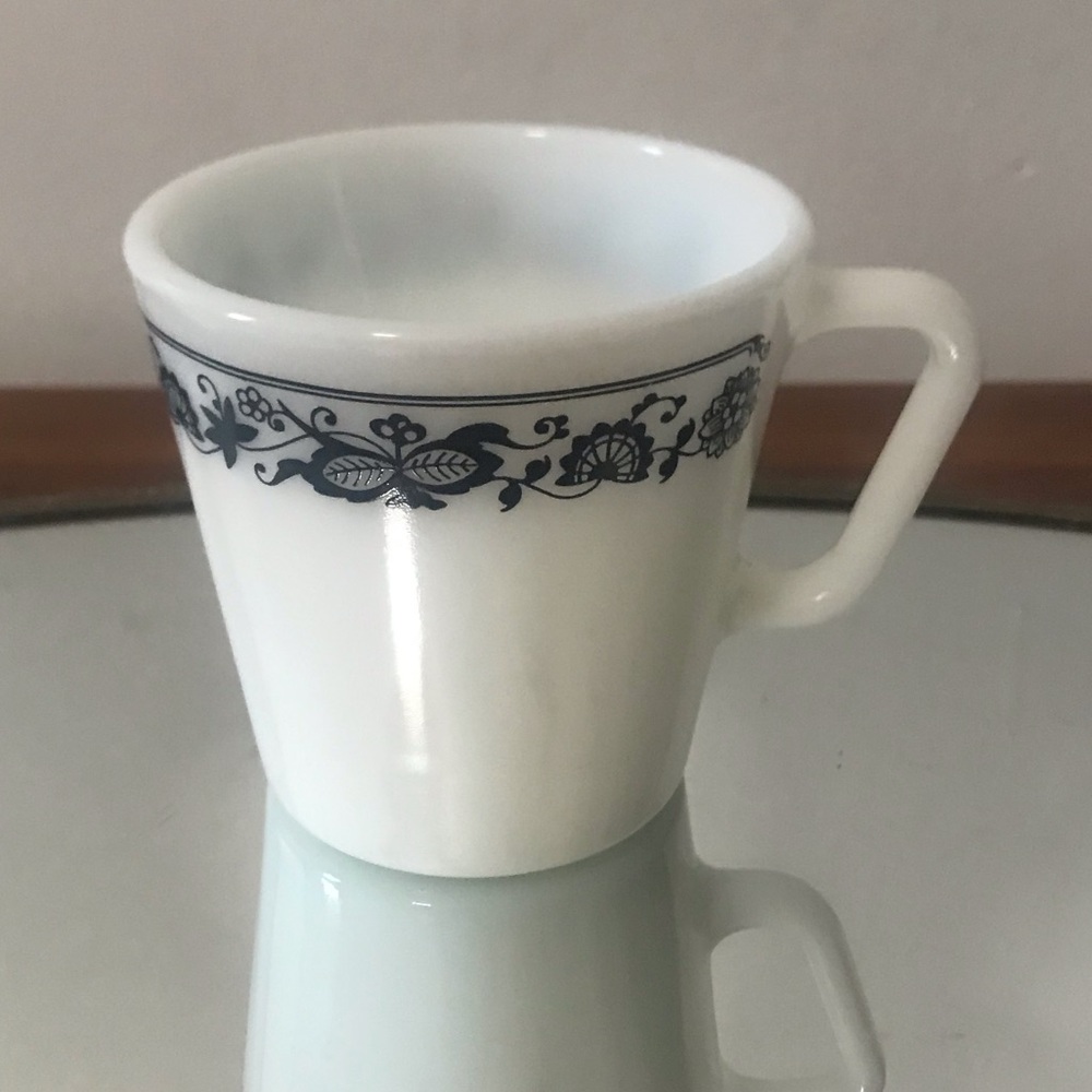 ✔️Pyrex Vintage White Ceramic Coffee Mug ☕️